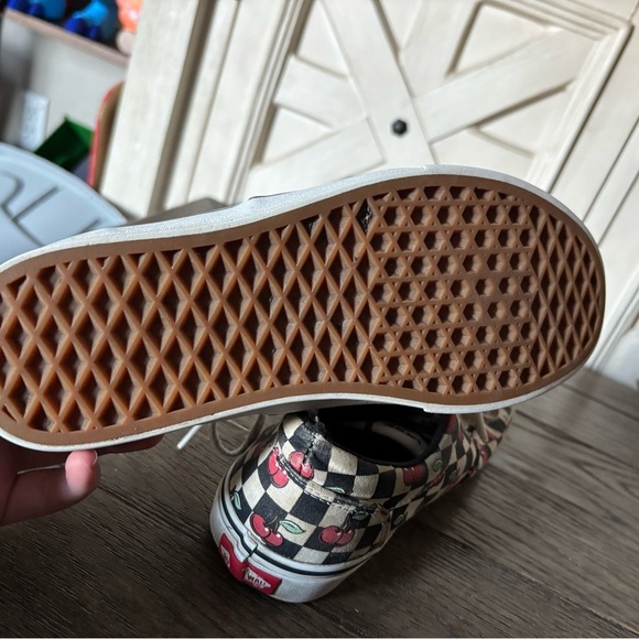 Vans Women’s 8 Checkerboard Cherry Doheny Lace Up Low Top Sneakers - Picture 4 of 5